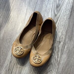 Tory Burch Glossy Caroline Tan Leather Flats with Signature Medallion
